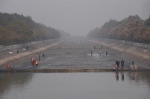 郑州东风渠抽水清淤 市民“浑水摸鱼” - 河南一百度