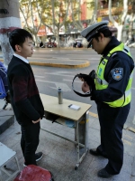 正能量!男子马虎将钱包遗落车筐，郑州警民联手归还暖人心 - 河南一百度