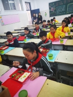 中午可在校吃“营养餐” 郑州二七区中小学开启“美好午餐”新模式 - 河南一百度