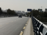 追踪丨郑州这个大桥人行道仅两脚宽，市民：险象环生，有关部门回应了 - 河南一百度