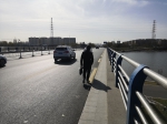 郑州一大桥人行道仅两脚宽，最新回应来了！ - 河南一百度