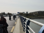 郑州一大桥人行道仅两脚宽，最新回应来了！ - 河南一百度