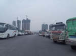 郑州一南水北调大桥上停400多辆车，市民：担心对桥体有影响 - 河南一百度