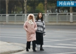 郑州今日天气大变脸！街头的小姐姐们裹得可真严 - 河南一百度
