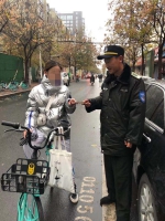 郑州女子骑车赶路 途中连丢两次手机都被好心人捡到 - 河南一百度