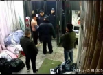 深夜郑州男子用棍子狠砸邻居店铺，第二天傻眼了 - 河南一百度