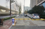 郑州一段人行道被圈占为内部停车场，圈占方称是“民生工程” - 河南一百度