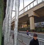 “冰”临城下！郑州街边围墙悬挂冰凌，足足有半米长 - 河南一百度