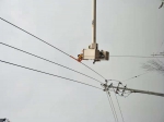 为了不影响用户用电，郑州电力部门带电立杆 - 河南一百度