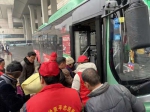 天气恶劣 途经郑州高铁站的夜班等公交线路加密增援 - 河南一百度