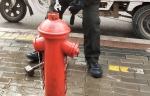 路边消防栓漏水 热心人不忍浪费及时通知相关部门维修 - 河南一百度