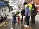 路边消防栓漏水 热心人不忍浪费及时通知相关部门维修 - 河南一百度