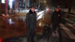 郑州街头热力管道夜间爆裂 十几米高的水柱直冲居民楼上 - 河南一百度