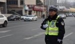 学校周边交通混乱怨声载道，郑州这位交警对症下药找到治堵“良方” - 河南一百度