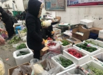防扎堆儿!郑州蔬菜店老板让市民分批进店买菜 - 河南一百度