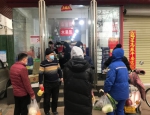 防扎堆儿!郑州蔬菜店老板让市民分批进店买菜 - 河南一百度