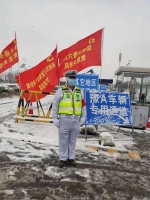 郑州交警雪地里写下“武汉加油”(组图) - 河南一百度