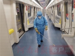 6.郑州地铁保洁员不留死角，全面消毒，为乘客提供安全、健康的乘车环境.jpg - 河南一百度
