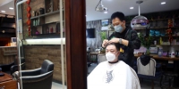 郑州理发店复工首日，部分店内预约排队人数已达百人 - 河南一百度