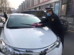 路上车辆乱停乱放，郑州城管交警贴条温馨提醒 - 河南一百度