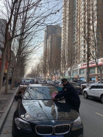 路上车辆乱停乱放，郑州城管交警贴条温馨提醒 - 河南一百度