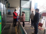 打探|郑州一些公交站台周边现违停车辆 他们现场制止并发倡议书呼吁文明停车 - 河南一百度