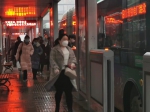 郑州恢复限行首日：公交早高峰载客量较大，乘客都自觉扫码 - 河南一百度