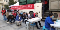 郑州人爱心热血战“疫” 坐在小马扎上排队献血 - 河南一百度