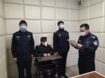 男子骗取贷款后藏匿郑州小区 民警扮成社区人员将其抓获 - 河南一百度