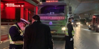 疯狂!一晚上6个小时中，郑州有11家清运公司的81辆渣土车闯禁行被拍 - 河南一百度