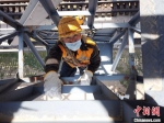 长东黄河大桥迎“接骨手术” 铁路父子兵32米上空惊险作业 - 中国新闻社河南分社