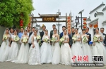 幸福来敲门 宜阳10对青年举行集体婚礼 - 中国新闻社河南分社