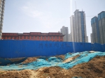 郑州一小区高楼旁要挖20米深大坑？业主担心会对小区楼房产生安全隐患 - 河南一百度
