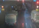 “太渣了”！郑州6辆渣土车组队闯红灯，被交警怒怼并处罚 - 河南一百度