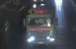 “太渣了”！郑州6辆渣土车组队闯红灯，被交警怒怼并处罚 - 河南一百度