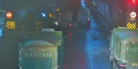 6辆渣土车先后闯红灯通过一个路口，郑州交警怒斥 - 河南一百度