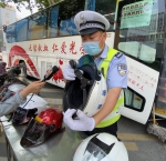 有“盔”不吃亏，郑州交警教你选购合格的安全头盔 - 河南一百度