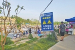 郑州一河道改造区域，来戏水纳凉者如赶庙会，存在较大的安全隐患 - 河南一百度