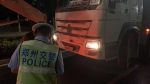 闯禁行、不按规定车道行车…… 郑州交警昨晚查处220起大型货车违法行为 - 河南一百度