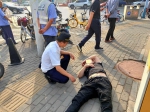 郑州一男子醉倒在街头，120和110都来了…… - 河南一百度
