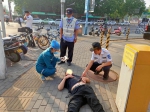 郑州一男子醉倒在街头，120和110都来了…… - 河南一百度