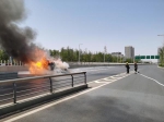 可怕！郑州一汽车在中州大道上自燃，烧得只剩铁架子！ - 河南一百度