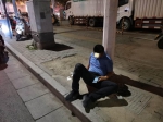 喝醉了，他坐在路边玩手机时竟然睡着了…… - 河南一百度