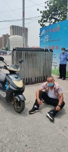 不服交警处罚，郑州一出租车司机竟用这种方法碰瓷 - 河南一百度