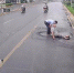 雨天，郑州一六旬老人骑电动车腿摔骨折 提醒：雨后注意路面水坑 - 河南一百度