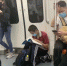 郑州地铁一号线上，一名少年被“偷拍”，众人看后纷纷点赞 - 河南一百度