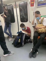郑州地铁一号线上，一名少年被“偷拍”，众人看后纷纷点赞 - 河南一百度