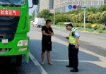 郑州一渣土车司机怕热光脚开车，交警这样处理 - 河南一百度