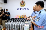 河南郑州警方打掉一吸食贩卖“笑气”犯罪团伙 - 中国新闻社河南分社