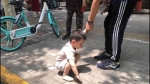 郑州一3岁孩童光脚独自跑马路上撒欢，家长找疯了 - 河南一百度